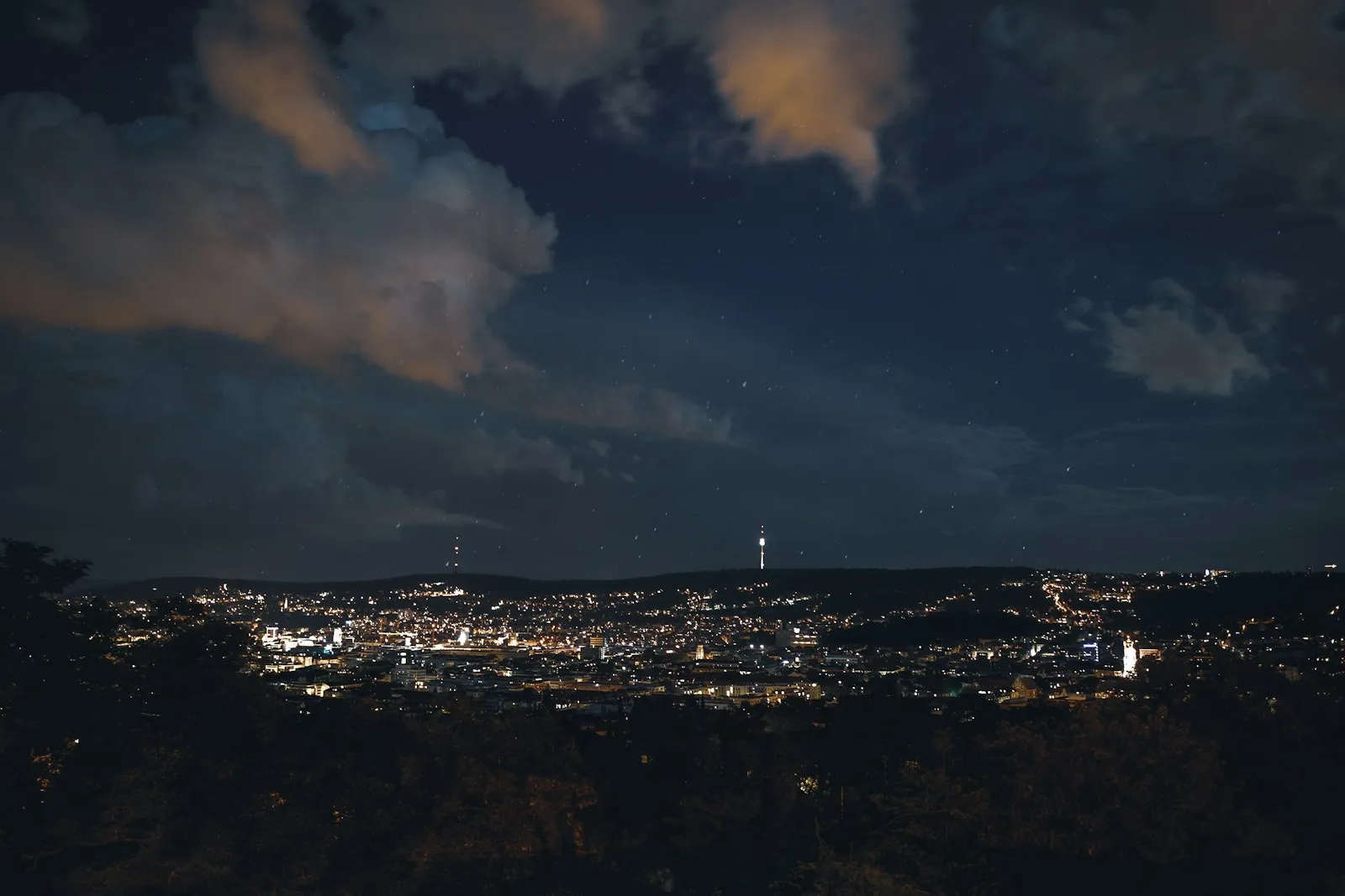 Stadtsilhouette bei Nacht
