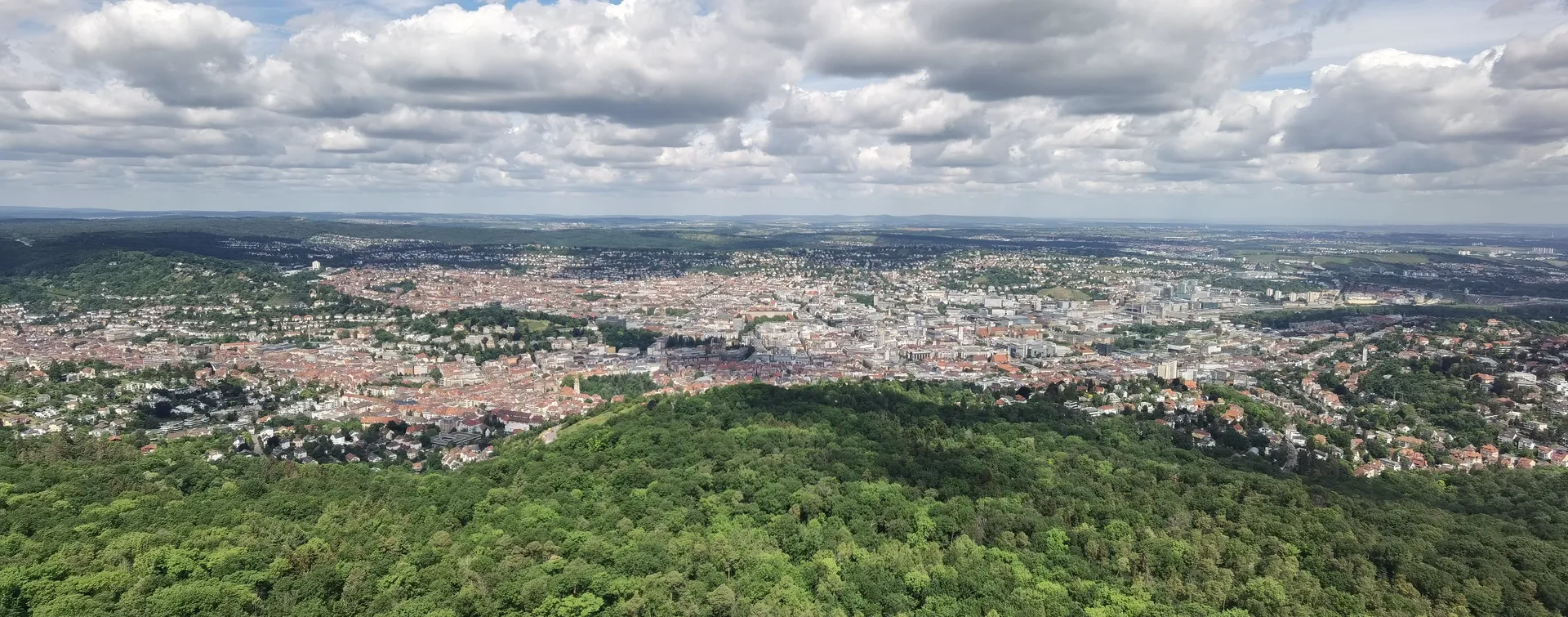 Blick über den Stuttgarter Talkessel an einem Sommertag