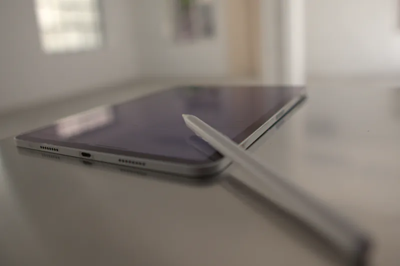 Tablet und Eingabestift auf einem hellen Tisch